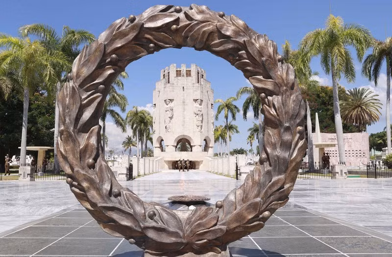 [Foto] Presidente del Legislativo de Vietnam ofrece flores en cementerio de Santa Ifigenia