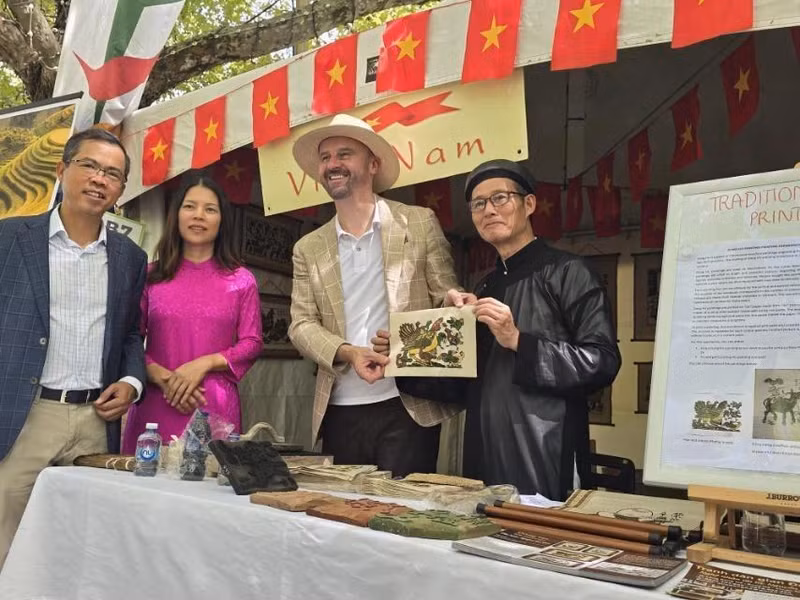 El embajador de Hanói en Canberra, Pham Hung Tam, y su esposa se toman una foto con el gobernador del Territorio de la Capital Australiana, Andrew Barr, y los artesanos vietnamitas. (Foto: Embajada de Vietnam en Australia) El embajador de Hanói en Canberra, Pham Hung Tam, y su esposa se toman una foto con el gobernador del Territorio de la Capital Australiana, Andrew Barr, y los artesanos vietnamitas. (Foto: Embajada de Vietnam en Australia)