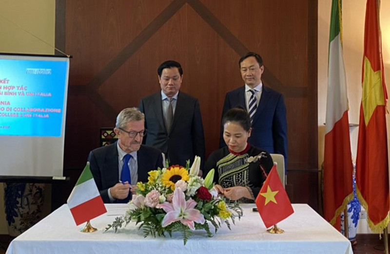Ceremonia de firma de un acuerdo de cooperación en capacitación entre el Colegio de Salud de Thai Binh y la Asociación de Universidades Italianas. (Fotografía: baothaibinh.com.vn)