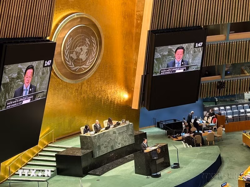 El viceprimer ministro Tran Hong Ha interviene en la sesión plenaria de la Cumbre de las Naciones Unidas sobre Recursos Hídricos de 2023, celebrada por primera vez tras 46 años en Nueva York, el 22 de marzo de 2023.