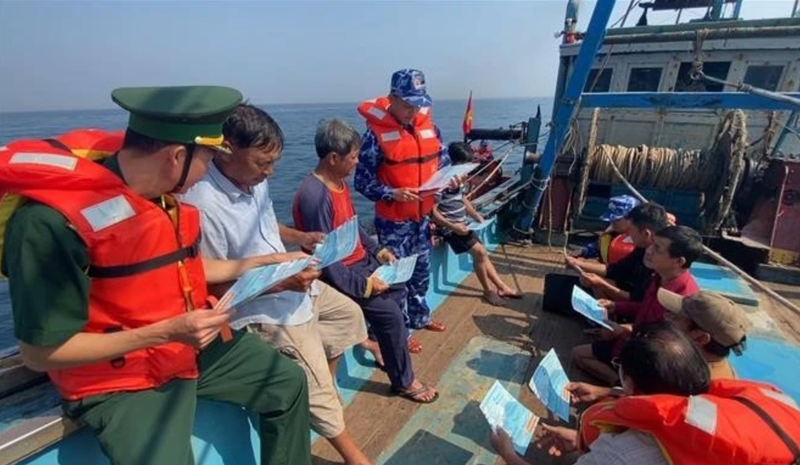 La Guardia Costera de la Región 3 se coordina con la Guardia Fronteriza de Phu Yen para difundir las leyes a los pescadores. (Foto: VNA)