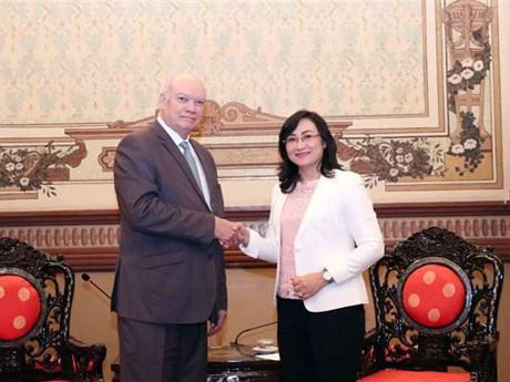 La vicepresidenta del Comité Popular de Ciudad Ho Chi Minh, Phan Thi Thang recibe al ministro del Comercio Exterior y la Inversión Extranjera de Cuba, Rodrigo Malmierca Díaz. (Fotografía: VNA)