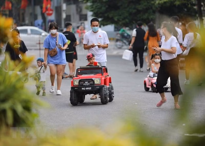 Los niños juegan con sus padres en el espacio peatonal. Los niños juegan con sus padres en el espacio peatonal.