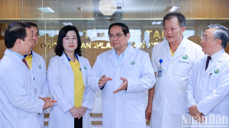 Antes, el jefe de Gobierno conversa con funcionarios del Ministerio de Salud Pública y médicos del Centro de Trasplantes de Órganos del Hospital Vietnam-Alemania.
