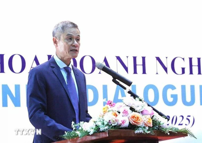 El embajador de Vietnam en Camboya, Nguyen Minh Vu, interviene en la cita. (Foto: VNA)
