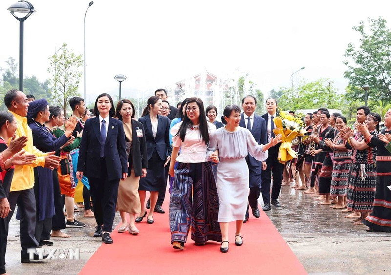 Las esposas de los primeres ministros de Vietnam y Japón visitan la Aldea de Cultura y Turismo de las Etnias Minoritarias. 
