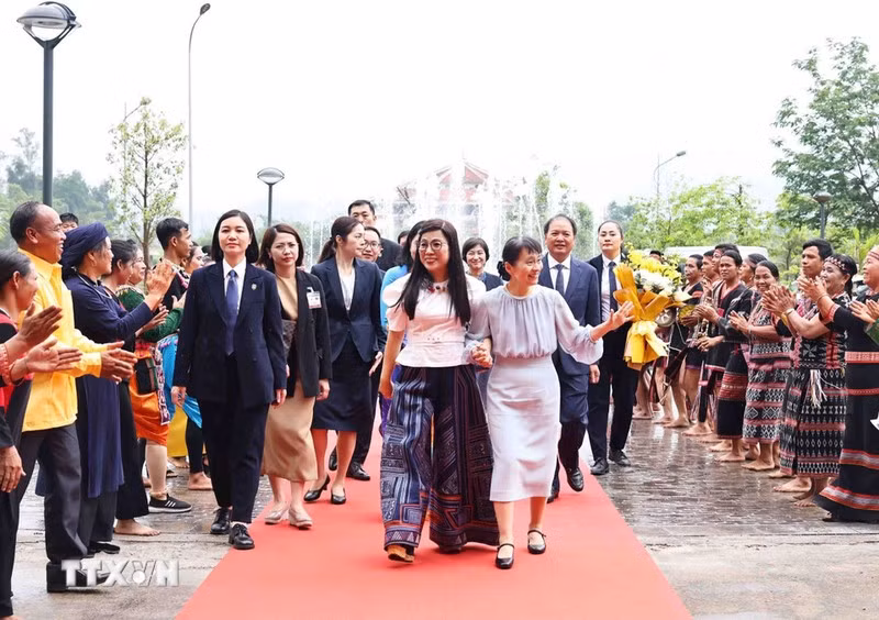 Las esposas de los primeres ministros de Vietnam y Japón visitan la Aldea de Cultura y Turismo de las Etnias Minoritarias. 