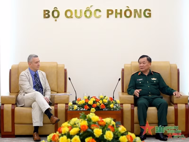 El teniente general Hoang Xuan Chien, viceministro de Defensa de Vietnam, recibe a Karl Van Den Bossche, embajador de Bélgica en Hanói. (Foto: qdnd.vn)