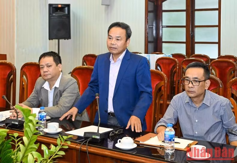 Nhu Hoan habla en la reunión.