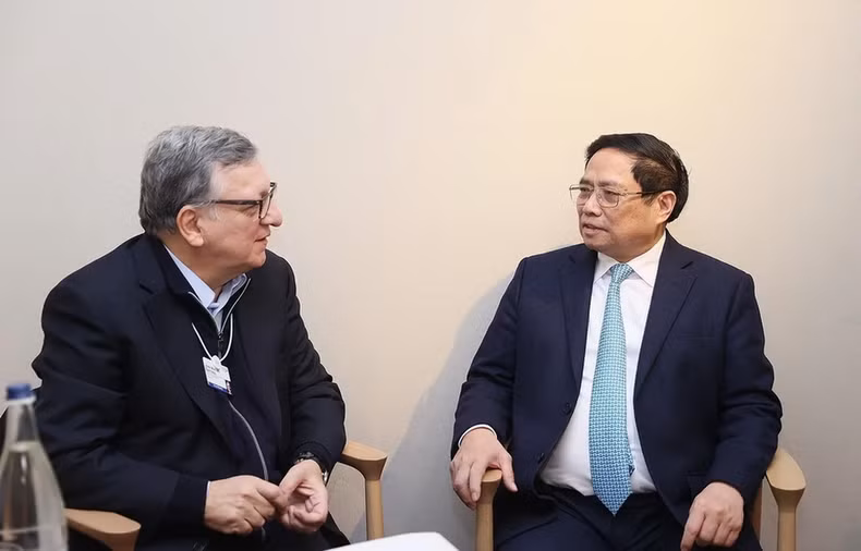 Minh Chinh conserva con José Manuel Barroso, presidente de la Alianza Mundial para las Vacunas y la Inmunización (GAVI).