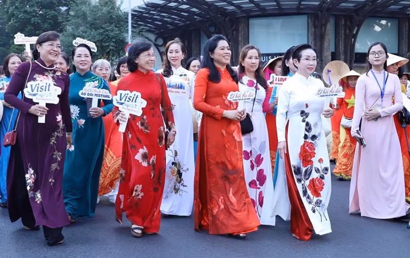 Diputadas y mujeres, vestidas de Ao Dai (túnica tradicional vietnamita), pasean por las calles de Ciudad Ho Chi Minh.