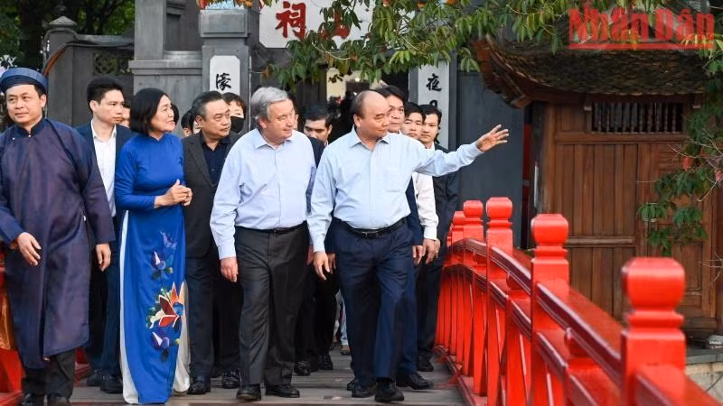 Xuan Phuc enseña a Guterres los sitios históricos en el área del lago Hoan Kiem.
