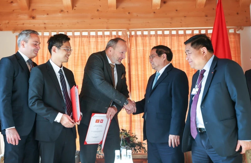 El primer ministro de Vietnam, Pham Minh Chinh, recibe a Marcus Bards, presidente de la Junta Directiva de staBOO Holdings AG. (Foto: VNA)