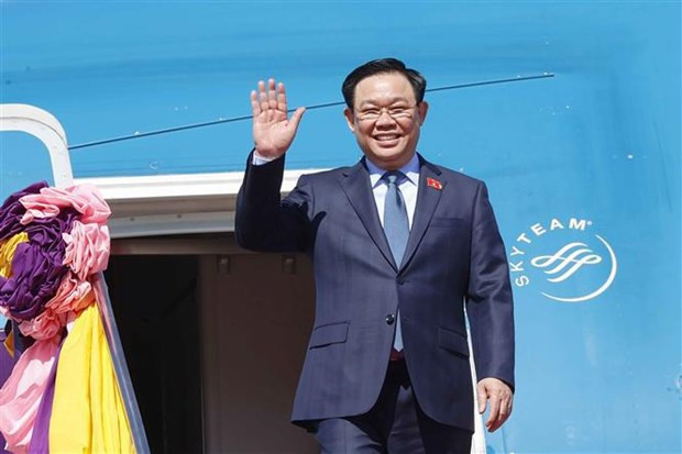 El presidente de la Asamblea Nacional de Vietnam, Vuong Dinh Hue, arriba a Bangkok. (Foto: VNA)