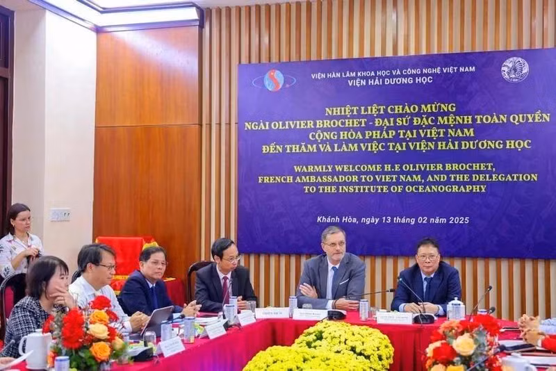 En la sesión de trabajo (Foto: Periódico de Khanh Hoa)
