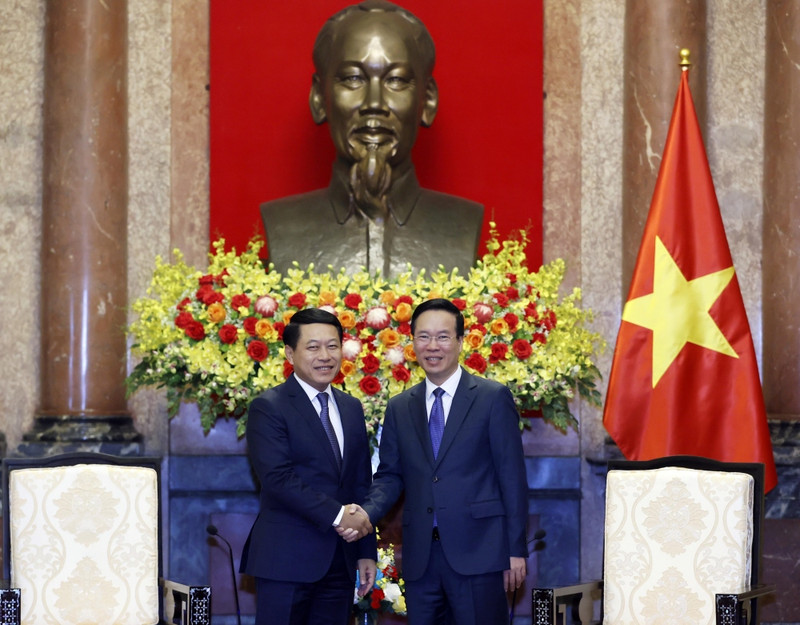 El presidente de Vietnam, Vo Van Thuong, recibe al viceprimer ministro y canciller de Laos, Saleumxay Kommasith. (Fotografía: VOV)