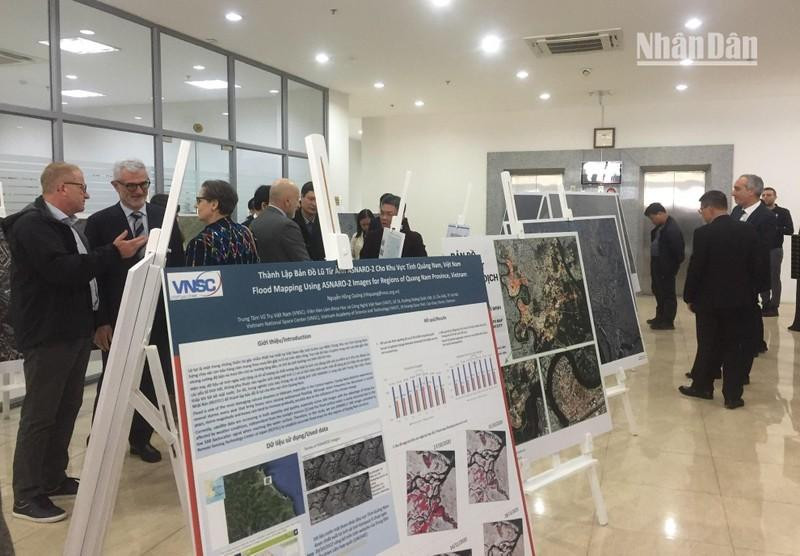 En la exposición. 