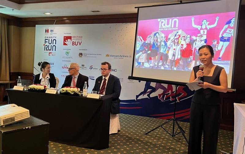En la conferencia de prensa para anunciar sobre la carrera. 