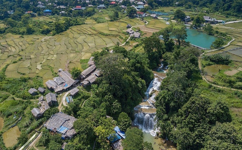 Vista panorámica de la catarata Mu. 