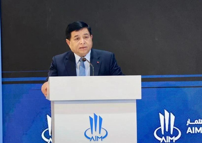 El viceprimer ministro de Vietnam Nguyen Chi Dung pronuncia un discurso en la XIV Reunión Anual de Inversiones (AIM Congress) 2025. (Foto: baochinhphu.vn)