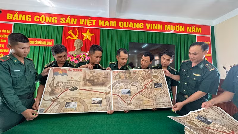 Guardias fronterizos en Phu Quoc reciben con entusiasmo el suplemento de Nhan Dan 