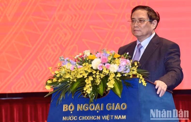 Minh Chinh pronuncia un discurso en el acto.