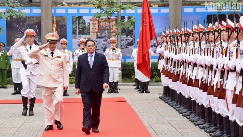 El primer ministro de Vietnam, Pham Minh Chinh, visita el Mando de la Guardia del Ministerio de Seguridad Pública con motivo del Tet. (Fotografía: Nhan Dan)
