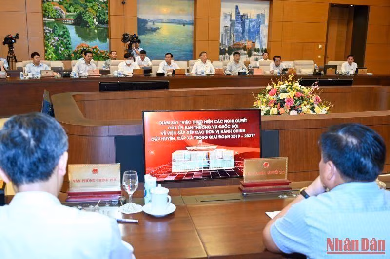 Los delegados leen documentos sobre el tema debatido. Los delegados leen documentos sobre el tema debatido.