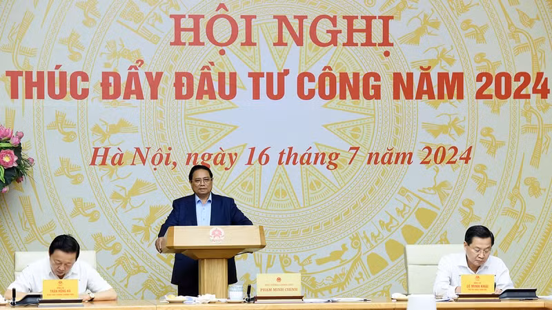 El primer ministro Pham Minh Chinh, preside la conferencia.