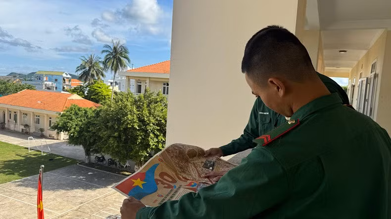 Los soldados aprovechan el descanso para leer el suplemento.