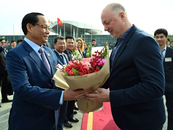 El vicepresidente de la Asamblea Nacional de Vietnam Tran Quang Phuong despide al titular de la Asamblea Nacional de Bulgaria, Rossen Dimitrov Jeliazkov, en el aeropuerto de Noi Bai. (Foto: daibieunhandan.vn)