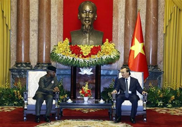 El presidente de Vietnam, Nguyen Xuan Phuc, recibe al vicepresidente de Nigeria, Yemi Osinbajo. (Fotografía: VNA)