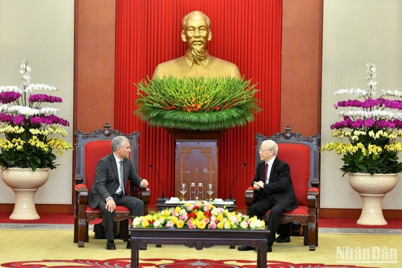 El secretario general del Partido Comunista de Vietnam, Nguyen Phu Trong (derecha), recibe al presidente de Duma Estatal de Rusia, Vyacheslav Vichtorovich Volodin. 
