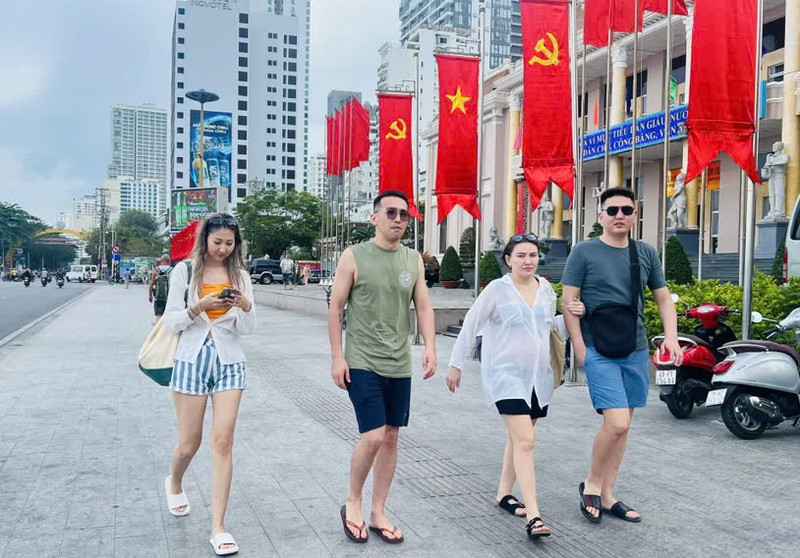 Turistas de Kazajistán en la ciudad de Nha Trang. (Foto: baokhanhhoa.vn)