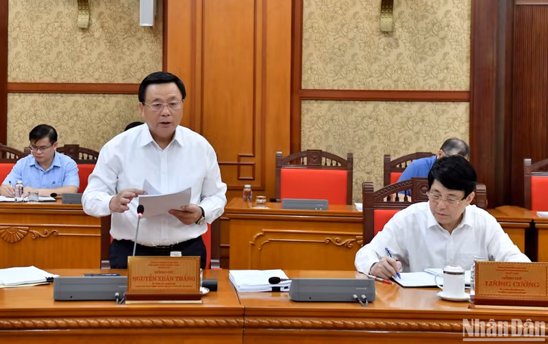 El miembro del Buró Político y presidente del Consejo Teórico Central del Partido Comunista de Vietnam y director de la Academia Nacional de Política Ho Chi Minh, Nguyen Xuan Thang, habla en el evento.