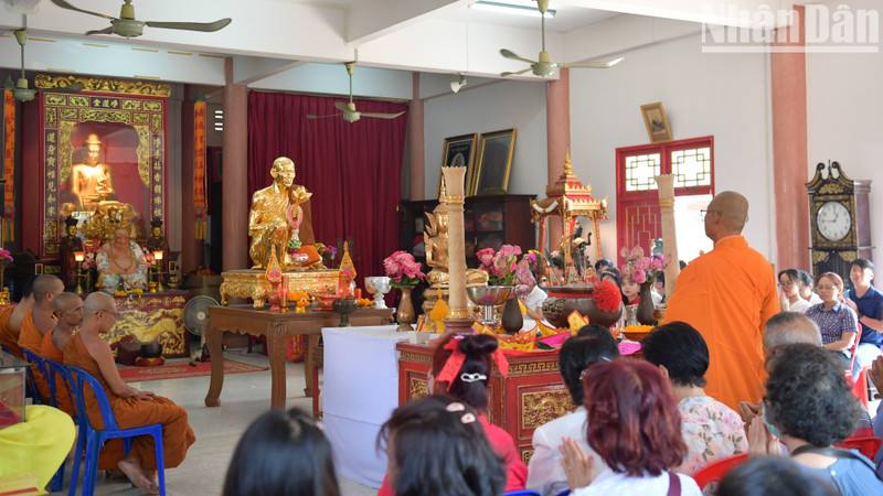 La Pagoda Canh Phuoc, una de las antiguas pagodas vietnamitas en Tailandia, está más concurrida de lo habitual con la presencia de un gran número de compatriotas vietnamitas en el día de luna llena del primer mes lunar.