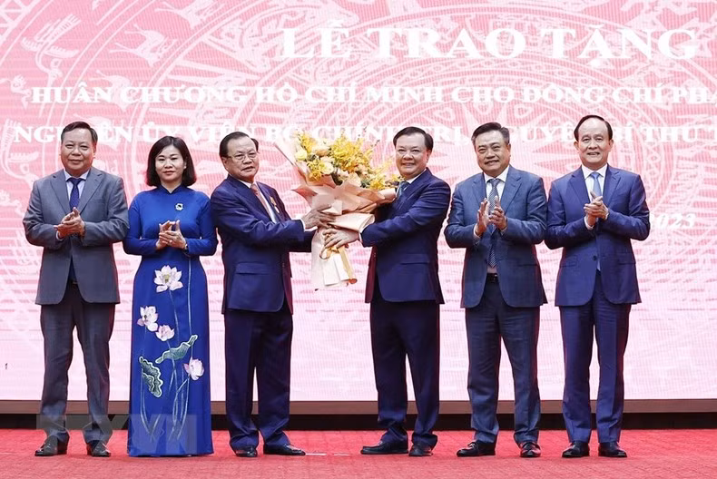 Dirigentes del Comité del PCV en Hanói felicitan a Pham Quang Nghi.
