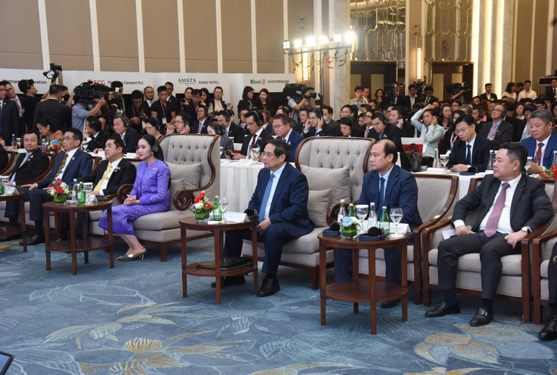 El primer ministro vietnamita, Pham Minh Chinh y su homóloga tailandesa, Paetongtarn Shinawatra, en el foro empresarial. (Foto: Nhan Dan)