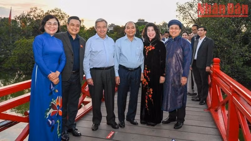 Los dos se toman fotos en el puente The Huc.