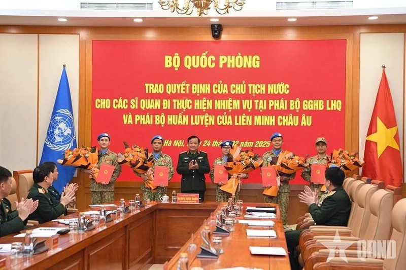 El teniente general Hoang Xuan Chien, viceministro de Defensa, entrega la decisión a los oficiales. (Foto: qdnd.vn)