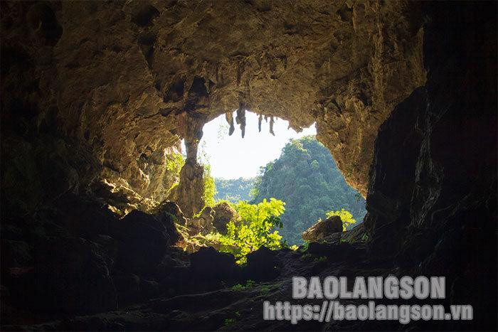 La entrada principal de la cueva se encuentra en la montaña Pac A.