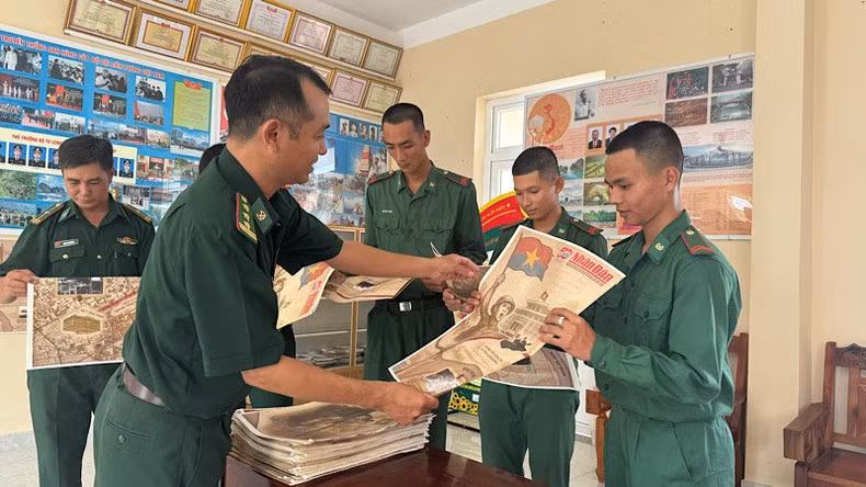 El teniente coronel Luu Quang Muoi, comisario político de la estación de guardia fronteriza, se encarga de distribuir el suplemento entre los soldados.