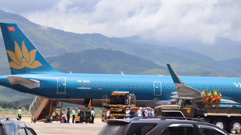 El avión especial que transporta el féretro del expresidente Tran Duc Luong llega al aeropuerto de Chu Lai.