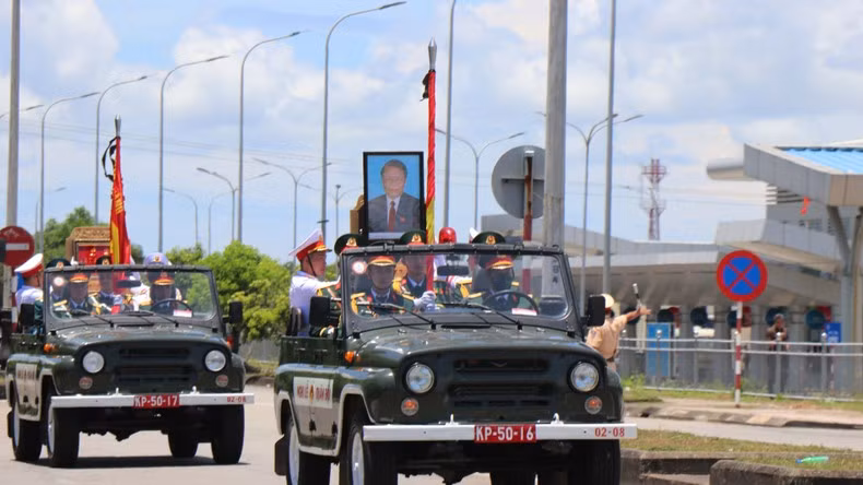 A las 11:30, el coche fúnebre del expresidente Tran Duc Luong parte del aeropuerto de Chu Lai rumbo al municipio de Duc Pho, su tierra natal.