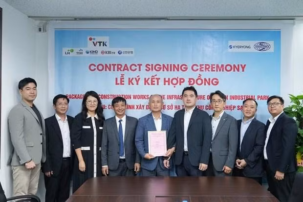 Representantes de la empresa mixta Kyeryong (Corea del Sur)-Vinaconex ( Vietnam). (Fotografía: VINACONEX)