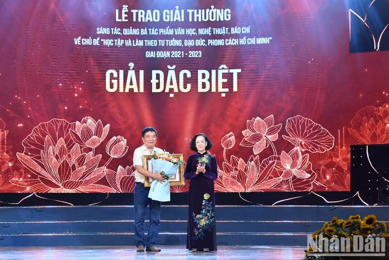 Entregan Premios de divulgación de obras sobre seguimiento de ideología de Ho Chi Minh ảnh 2