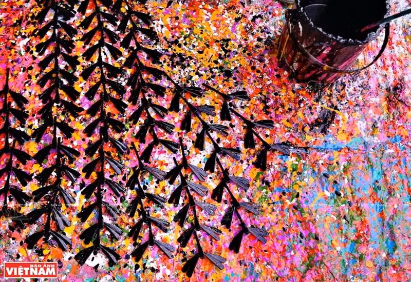 Las libélulas, después de darles forma y terminarlas, son llevadas a la sala de pintura. Aquí están pintadas en 10 colores diferentes.