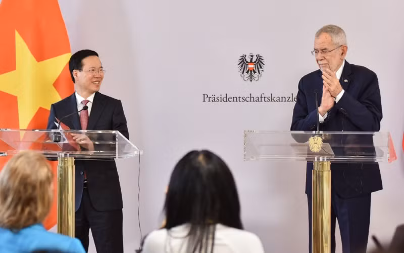 El presidente de Vietnam, Vo Van Thuong, y su homólogo austriaco, Alexander Van der Bellen, en la conferencia de prensa. (Fotografía: VOV)