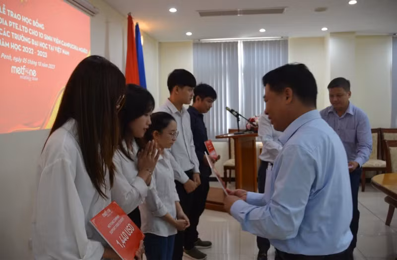 El embajador vietnamita en Camboya, Nguyen Huy Tang, entrega becas a los estudiantes.
