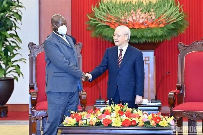 El secretario general del Partido Comunista, Nguyen Phu Trong, y el presidente de la República de Uganda, Yoweri Kaguta Museveni.